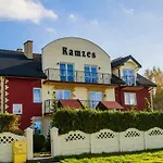 Ramzes Ustka -Pokoje Z Balkonami,Parking,Rowery,Blisko Do Plazy Alojamento de Acomodação e Pequeno-almoço Ustka