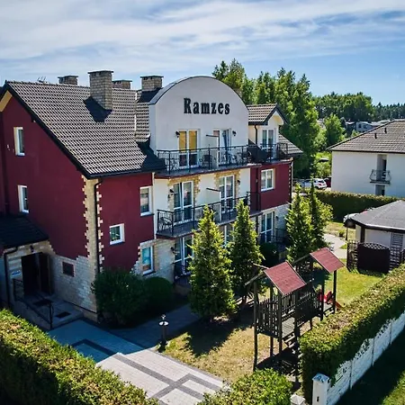 Bed and Breakfast Ramzes Ustka -Pokoje Z Balkonami,Parking,Rowery,Blisko Do Plazy