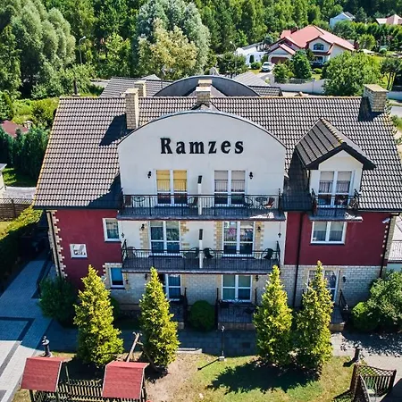 Ramzes Ustka -Pokoje Z Balkonami,Parking,Blisko Do Plazy Отель типа 