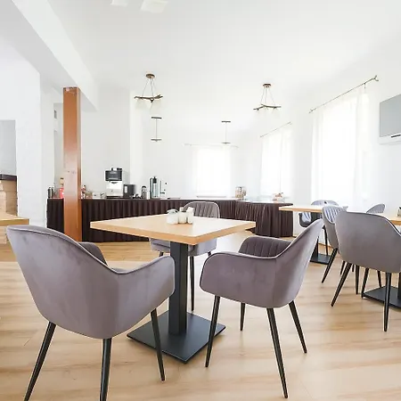 Ramzes-Pokoje Z Balkonami,Parking,Blisko Do Plazy Ustka Frühstückspension