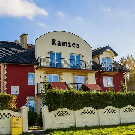 Ramzes-Pokoje Z Balkonami,Parking,Blisko Do Plazy Ustka Frühstückspension Stolpmünde