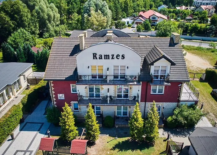 Ramzes Ustka -Pokoje Z Balkonami,Parking,Blisko Do Plazy Отель типа 